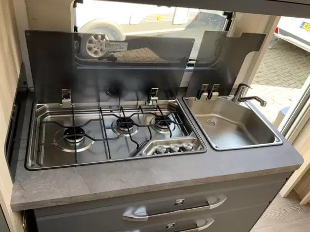 Hobby De Luxe 490 KMF Zondag 8 maart open (971017)