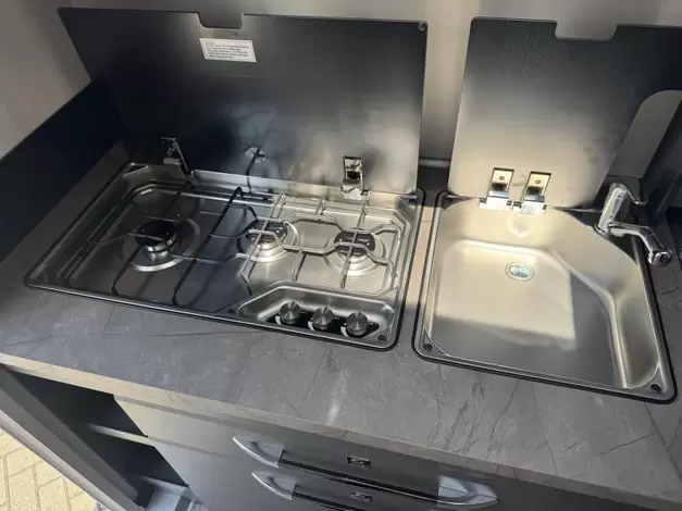 Hobby De Luxe 400 SFE Zondag 8 maart open (1006335)