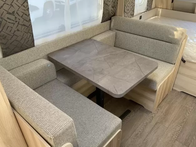 Hobby De Luxe 490 KMF Zondag 8 maart open (971017)