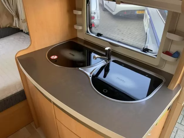 Hobby De Luxe 400 SF Zondag 8 maart open (1014390)