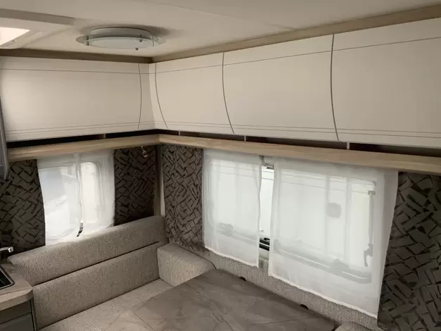 Hobby De Luxe 400 SFE Zondag 8 maart open (1014060)