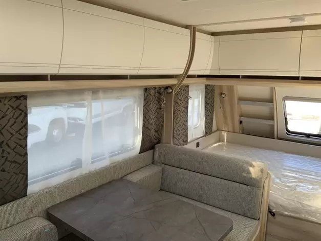 Hobby De Luxe 490 KMF Zondag 8 maart open (971017)