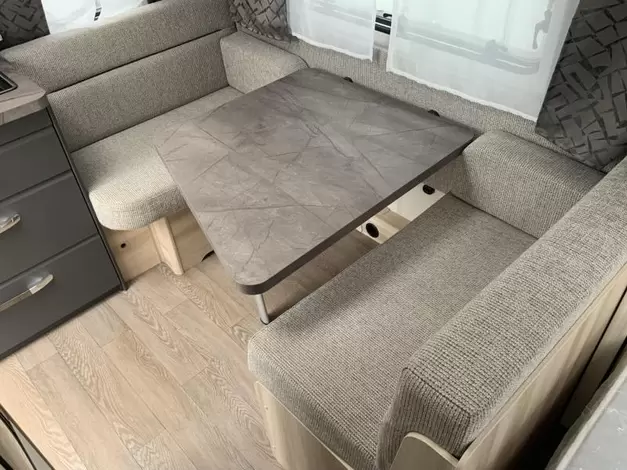 Hobby De Luxe 400 SFE Zondag 8 maart open (1014060)