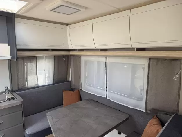 Hobby De Luxe 400 SFE Zondag 8 maart open (1006335)