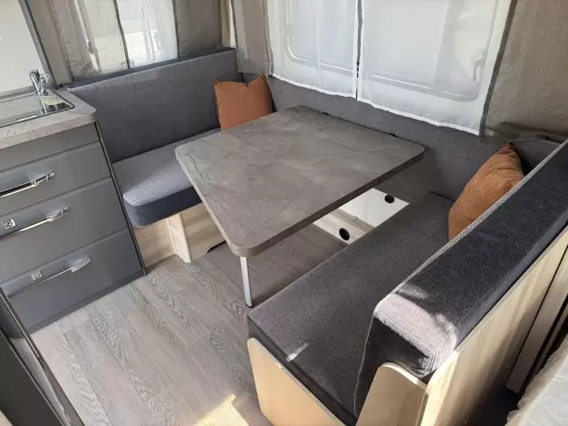 Hobby De Luxe 400 SFE Zondag 8 maart open (1006335)